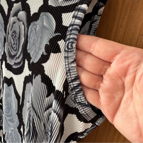 Rose Print Pleated Sleeveless Tank Top in Grey Black and White Dark Florals - Picture 3 of 8